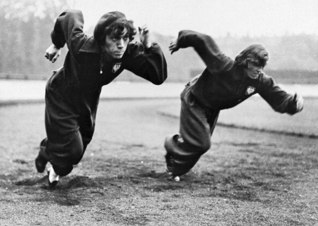 Stanislawa Walasiewiczová (v USA známější jako Stella Walsh) byla elitní atletkou, která lámala rekordy na amerických mistrovstvích. Stanislawa Walasiewiczová (v USA známější jako Stella Walsh) byla elitní atletkou, která lámala rekordy na amerických mistrovstvích.