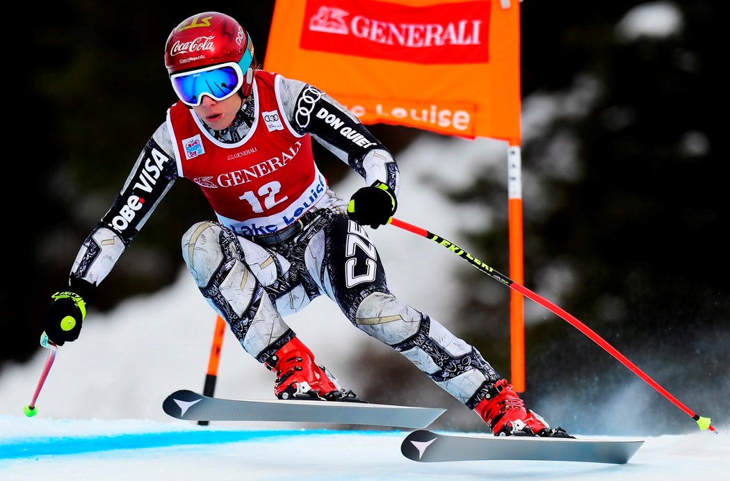 Ester Ledecká během sjezdu v Lake Louise