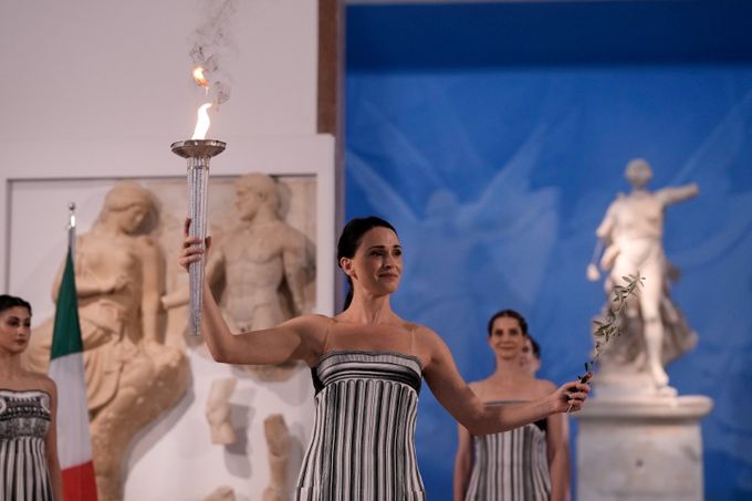 V Olympii už hoří oheň. Ceremoniál poprvé v historii proběhl pod střechou V Olympii už hoří oheň. Ceremoniál poprvé v historii proběhl pod střechou