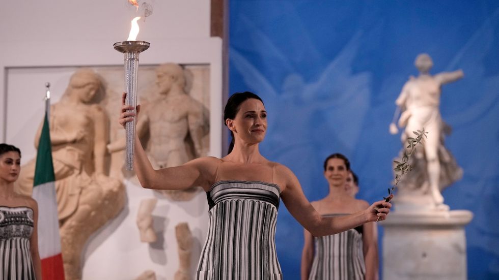 V Olympii zapálili oheň pro zimní hry v Miláně a Cortině, poprvé pod střechou