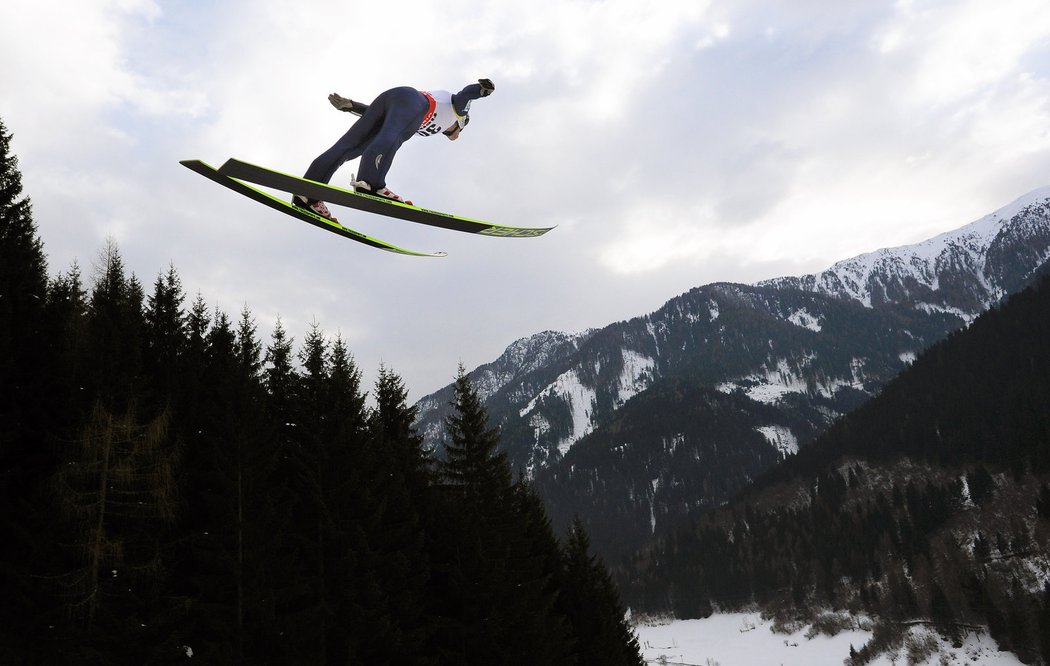 Roman Koudelka během skoku v idylickém prostředí italského Val di Fiemme