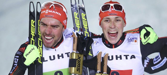 Johannes Rydzek a Eric Frenzel se radují z vítězství