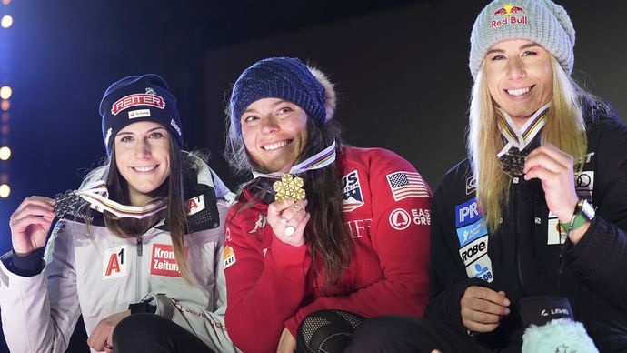 Ester Ledecká s bronzovou medailí a se soupeřkami na stupních vítězů Breezy Johnsonovou (uprostřed) a Mirjam Puchnerovou (vlevo)