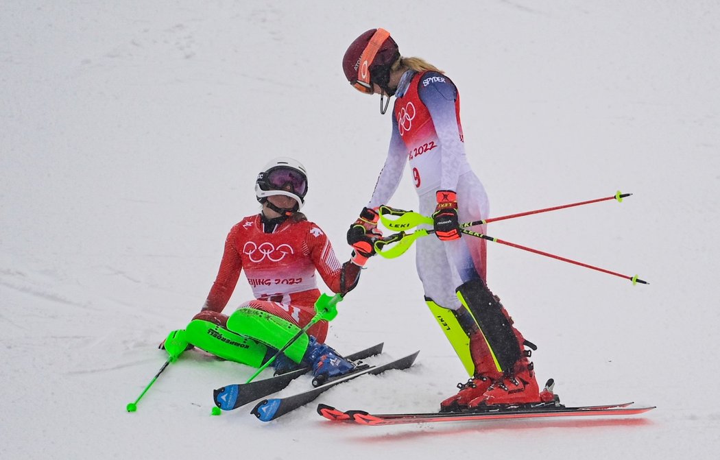 Mikaela Shiffrinová (vpravo) i Priska Nuferová nedokončily v kombinaci slalom