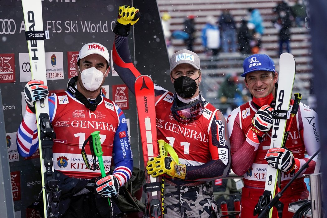 Trojice nejlepších v Kitzbühelu. Zleva Aleksander Aamodt Kilde, Johan Clarey a Matthias Mayer