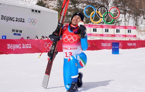 Soffia Goggiaová se stříbrnou medailí ze sjezdu