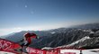 Na startu se před lyžařkami rozléhá panorama čínských hor