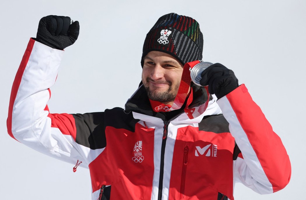 Na zlato v kombinaci navázal Johannes Strolz stříbrnou medailí ve slalomu