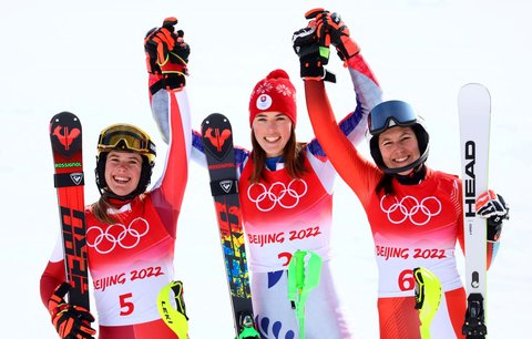 Šťastné medailistky ze slalomu žen: zleva stříbrná Katharina Liensbergerová, zlatá Petra Vlhová a bronzová Wendy Holdenerová