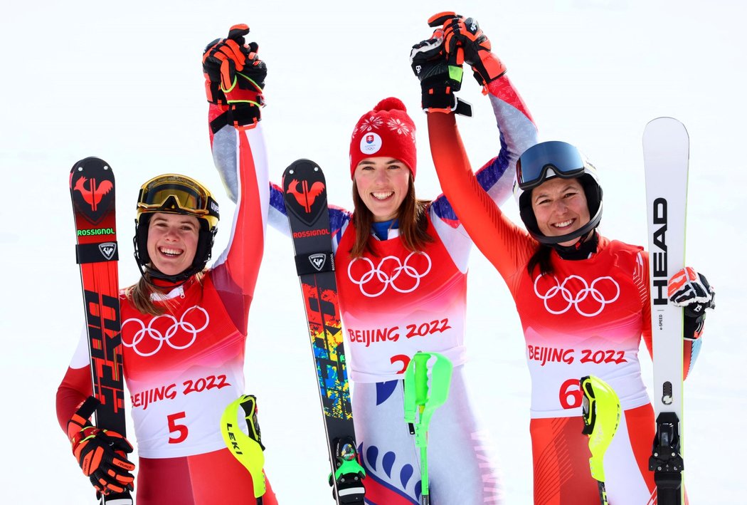 Šťastné medailistky ze slalomu žen: zleva stříbrná Katharina Liensbergerová, zlatá Petra Vlhová a bronzová Wendy Holdenerová