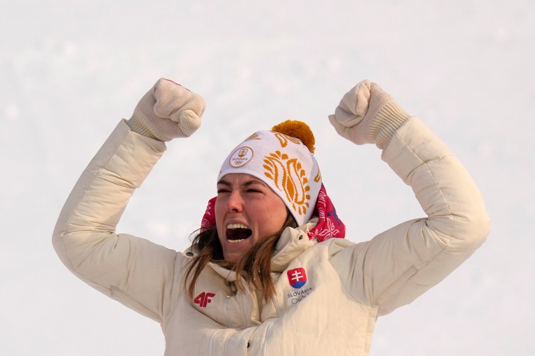 Slovenská hvězda Petra Vlhová se raduje ze zlaté medaile ve slalomu