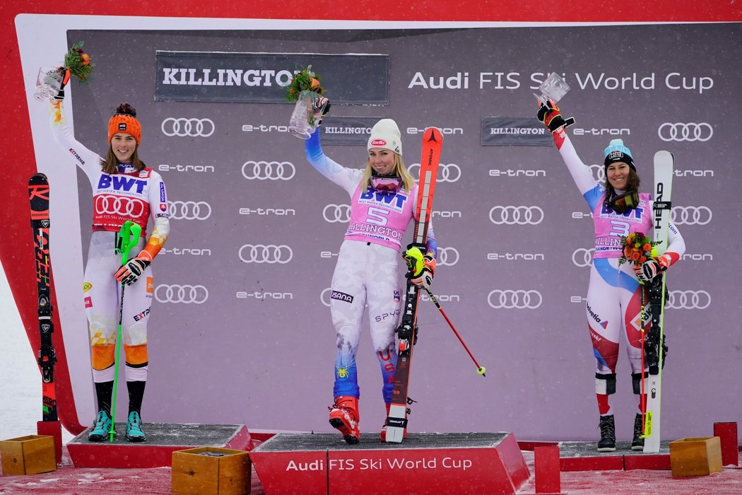 Nejlepší slalomářky v Killingtonu: zleva druhá Petra Vlhová, vítězka Mikaela Shiffrinová a třetí Wendy Holdenerová