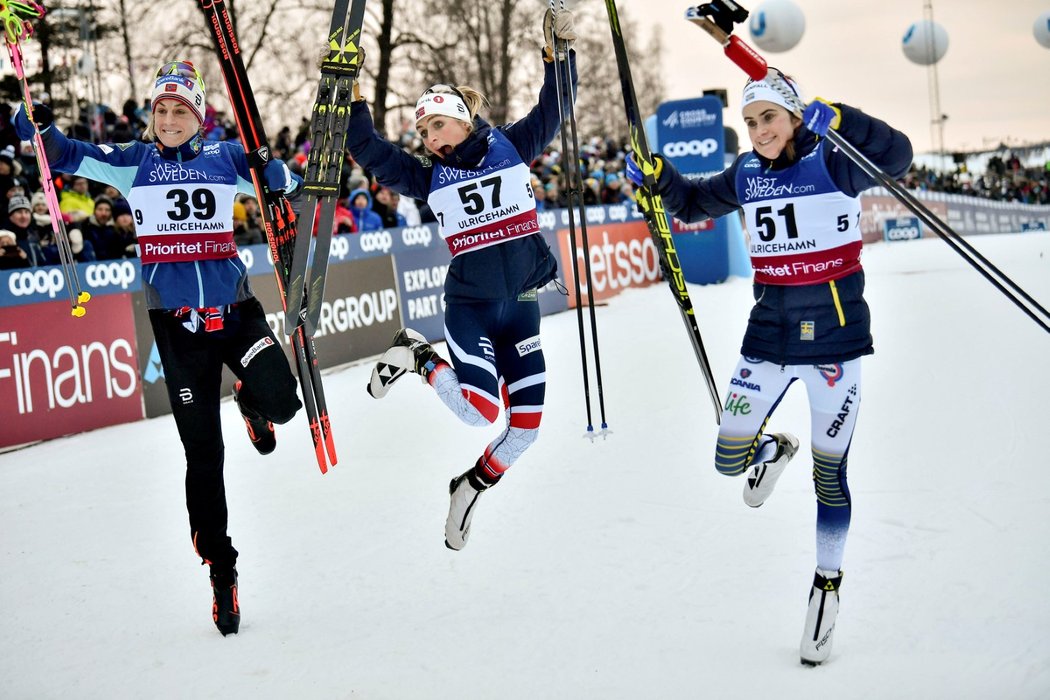 Nejlepší běžkyně sobotního závodu Světového poháru: zleva druhá Astrid Jacobsenová, vítězná Therese Johaugová a třetí Ebba Anderssonová