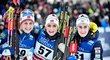 Stupně vítězů v sobotním závodu Světového poháru na 10 km volně ve švédském Ulricehamnu: zleva druhá Astrid Jacobsenová, vítězka Therese Johaugová a třetí Ebba Anderssonová