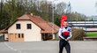 Michal Krčmář přichází na trénink českých biatlonistů