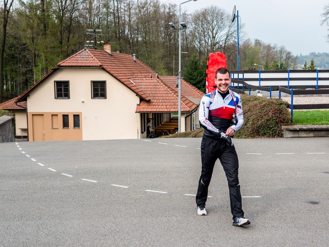 Michal Krčmář přichází na trénink českých biatlonistů