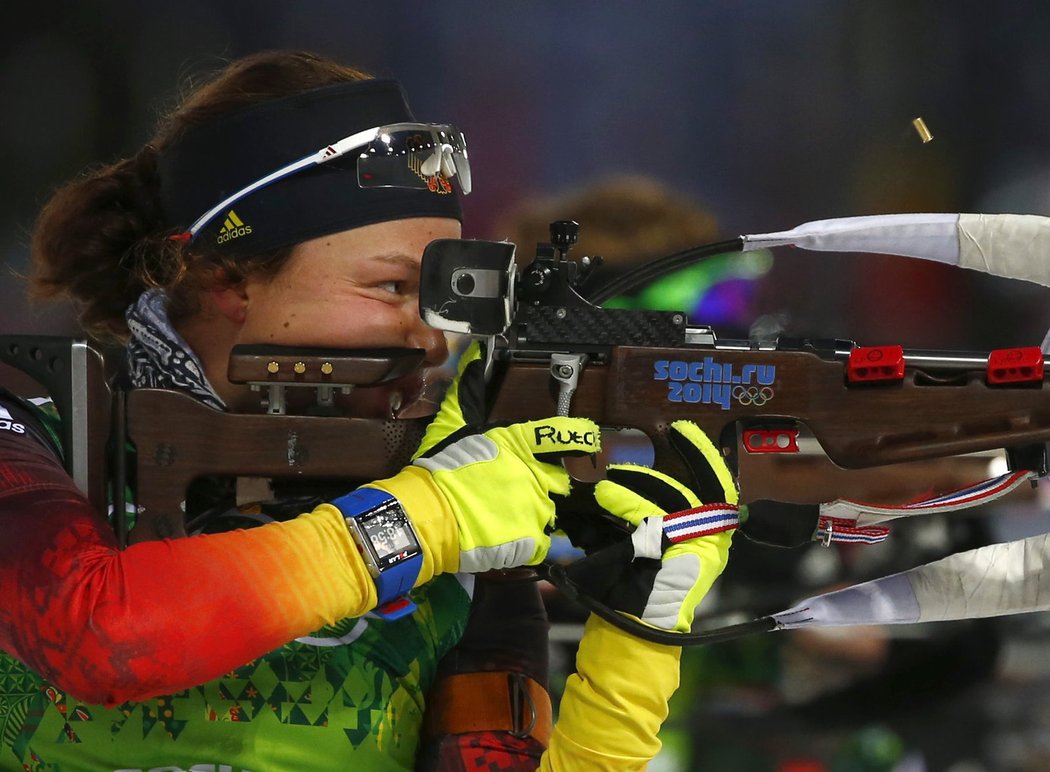 Laura Dahlmeierová při střelbě, Německu se medaili vybojovat nepodařilo, skončilo čtvrté