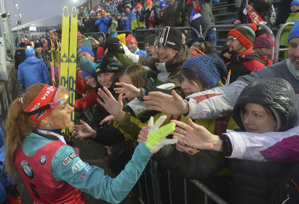 Gabriela Koukalová se raduje společně s fanoušky