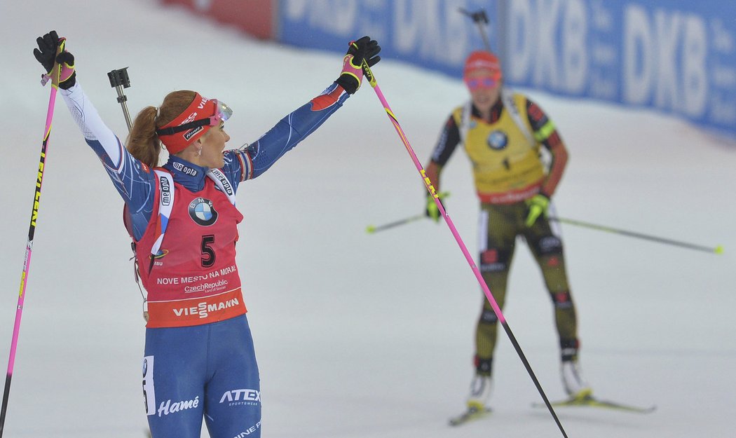 Gabriela Soukalová v cílové rovince zkoumala, jak daleko jsou její soupeřky