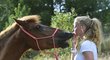 Česká biatlonistka Markéta Davidová se s láskou stará o koně.