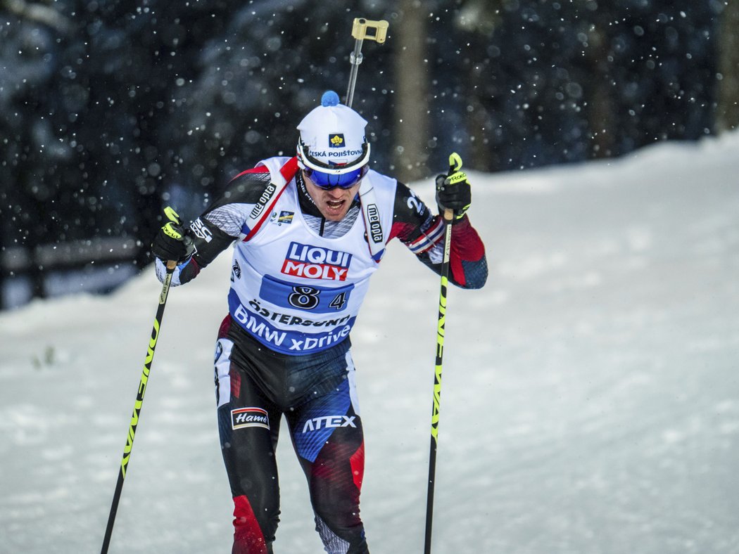 Michal Krčmář na střelnici jednou chyboval, na trati se pak nedokázal udržet ani Alexandra Loginova z Ruska, ani Sebastiana Samuelssona ze Švédska