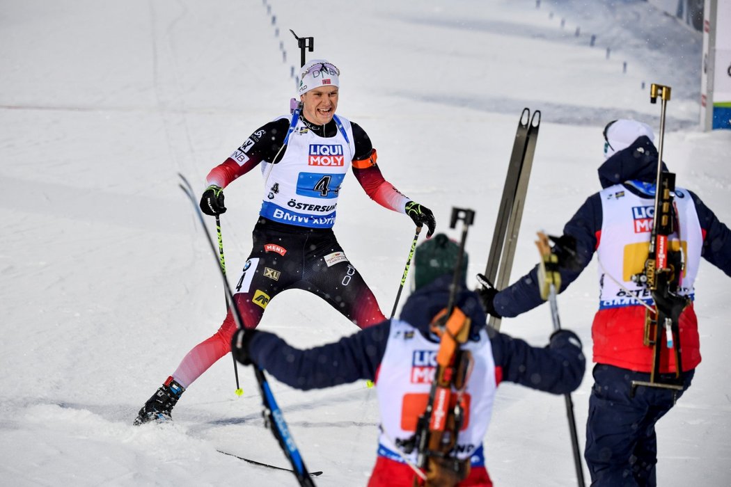 Norský biatlon slaví na mistrovství světa ve švédském Östersundu první zlatou medaili, kterou vybojovala smíšená štafeta