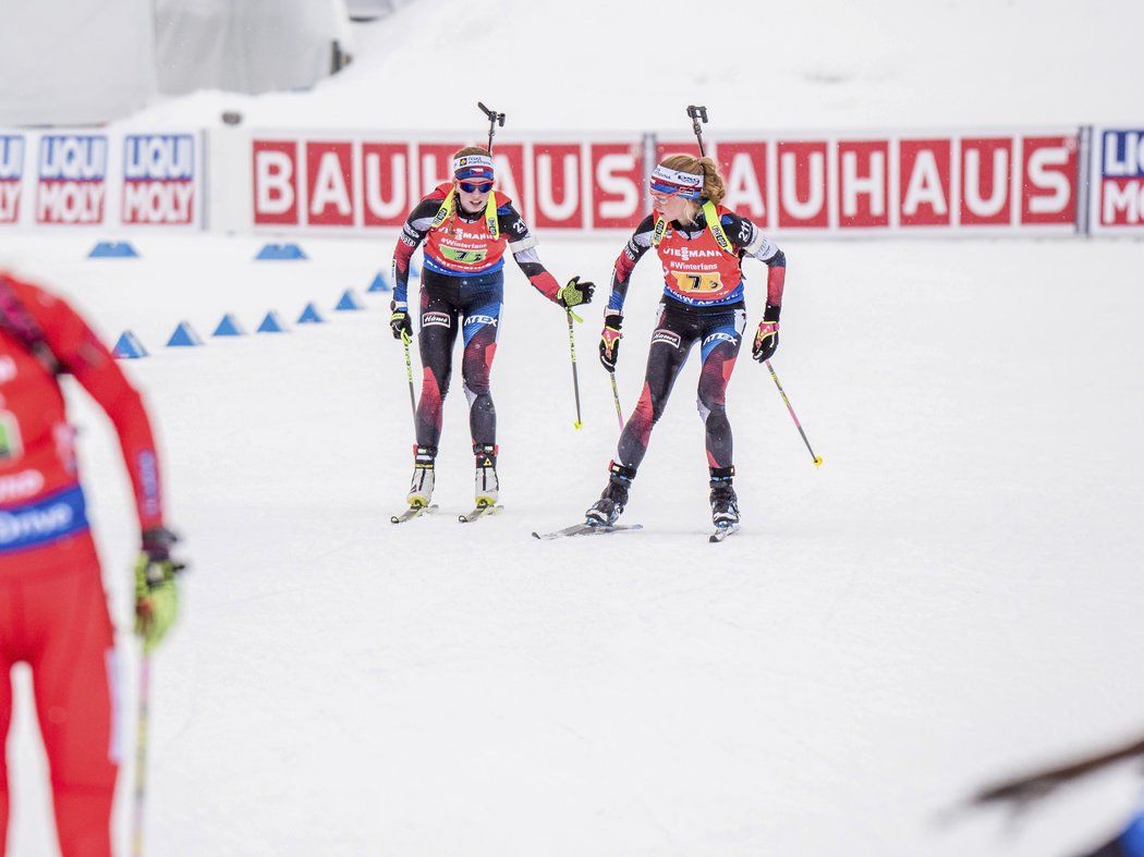 Markéta Davidová přebírala štafetu až na 19. místě, na stejné příčce ji pak po dalším trestném kole předala Veronice Vítkové