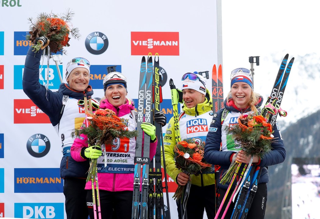 Samý úsměv byli bronzoví čeští biatlonisté ze smíšené štafety na květinovém ceremoniálu