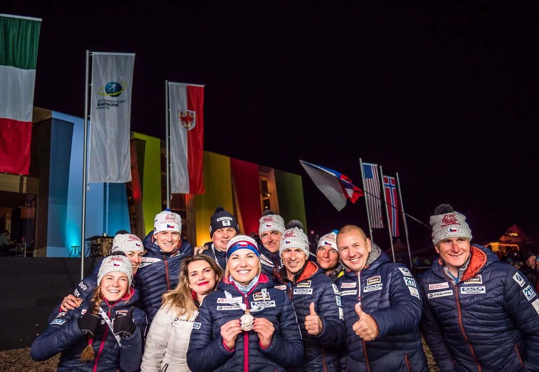 Na medailový ceremoniál po pátečním sprintu si našlo cestu hned několik členů českého realizačního týmu