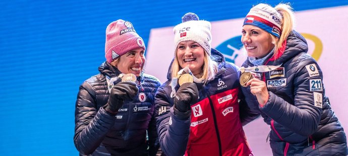 Lucie Charvátová (vpravo) si užila medailový ceremoniál po boku stříbrné Susan Dunkleeové a zlaté Marte Olsbuové Röiselandové