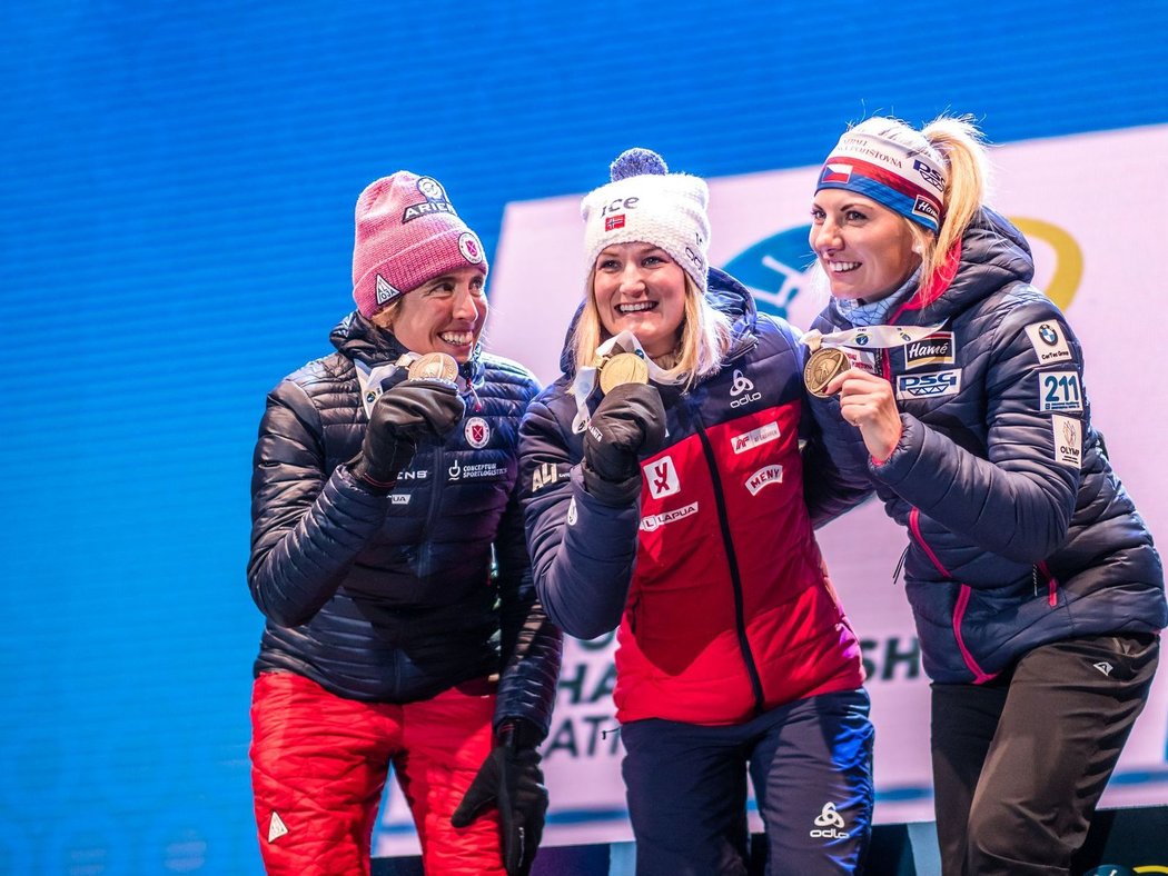 Lucie Charvátová (vpravo) si užila medailový ceremoniál po boku stříbrné Susan Dunkleeové a zlaté Marte Olsbuové Röiselandové