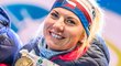 Zářivý úsměv roztáhla Lucie Charvátová, když na večerním ceremoniálu pózovala s bronzovou medailí ze sprintu