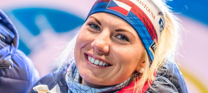 Zářivý úsměv roztáhla Lucie Charvátová, když na večerním ceremoniálu pózovala s bronzovou medailí ze sprintu