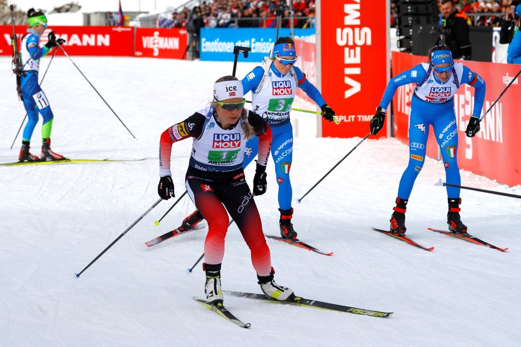 Tiril Eckhoffová a Dorothea Wiererová se potkaly na jednom úseku při smíšené štafetě na začátku mistrovství světa