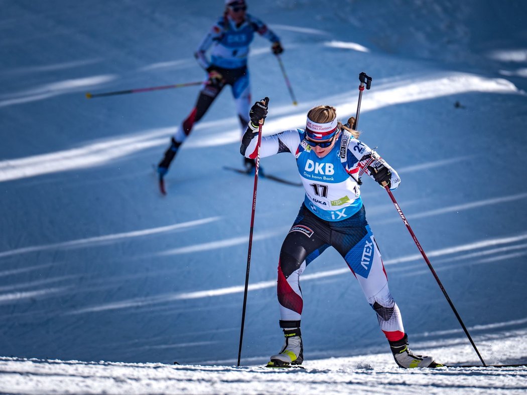 Lucie Charvátová udělala na střelnici během sprintu šest chyb, což jí nestačilo ani na stíhačku