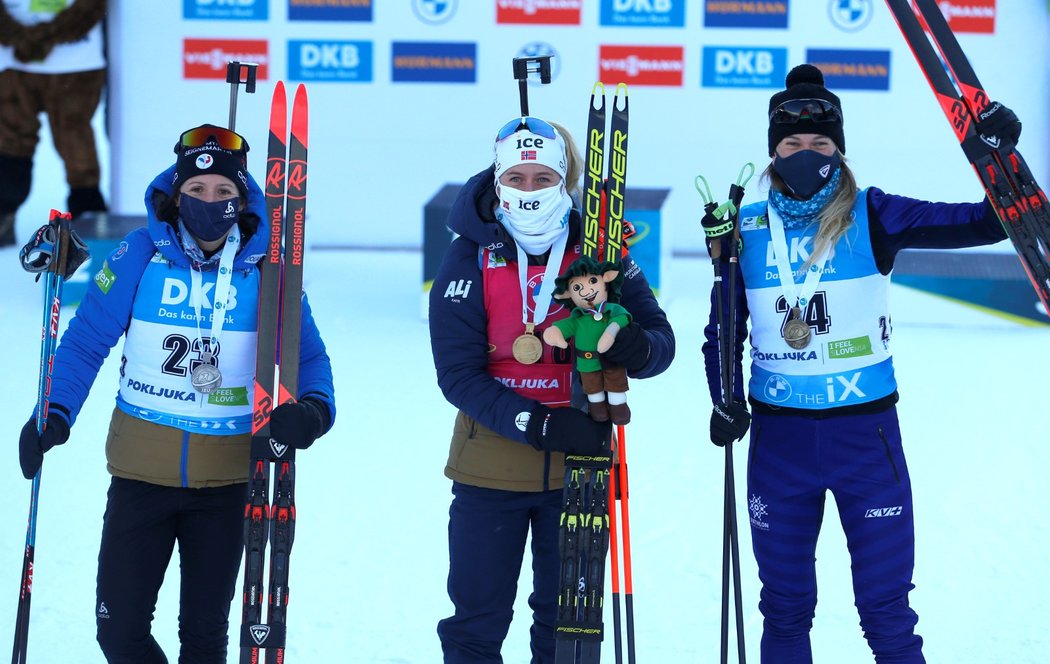 Medailistky ze sobotního sprintu: zleva stříbrná Anais Chevalierová-Bouchetová, vítězka Tirill Eckhoffová a třetí Hanna Solaová