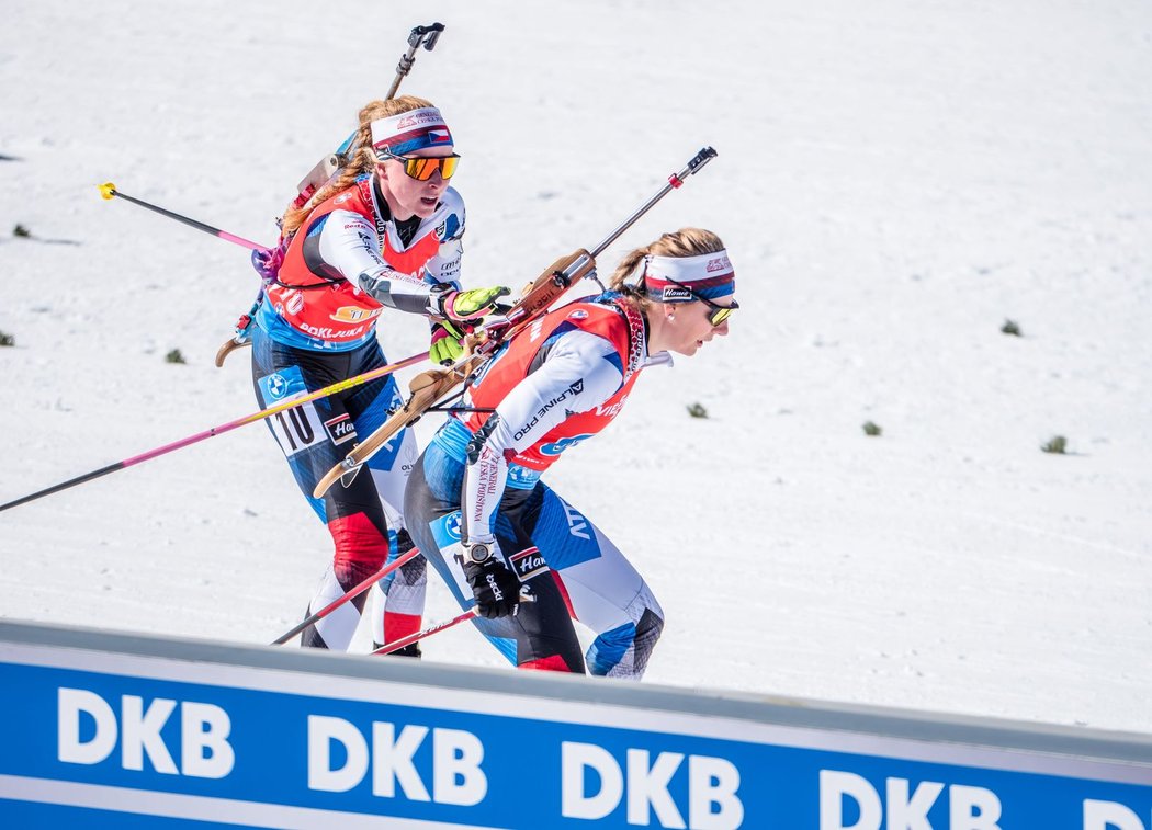 Markéta Davidová předává českou štafetu finišmance Lucii Charvátové