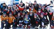 Český biatlonový tým slaví zlatou medaili Markéty Davidové