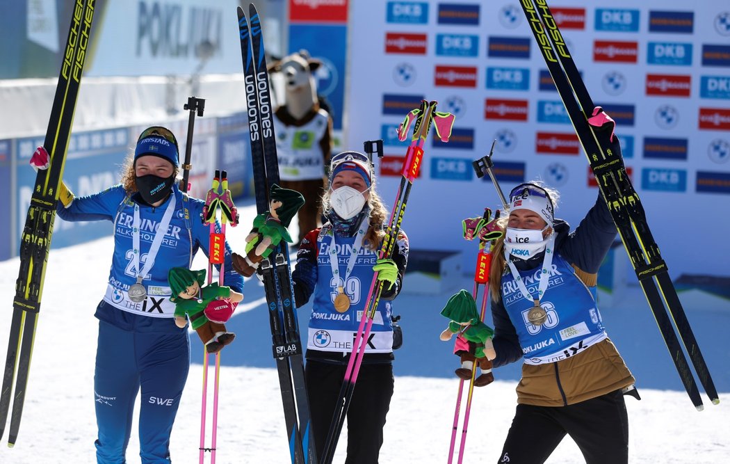 Medailistky z vytrvalostního závodu: zleva stříbrná Hanna Öbergová, zlatá Markéta Davidová a bronzová Ingrid Landmark Tandrevoldová