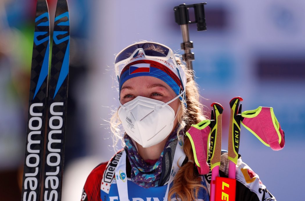 Markéta Davidová na medailovém ceremoniálu po titulu ve vytrvalostním závodu