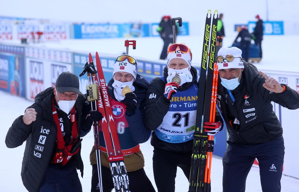 Norští medailisté z vytrvalostního závodu Sturla Holm Lägreid (zlato) a Johannes Dale (bronz) slaví s týmem