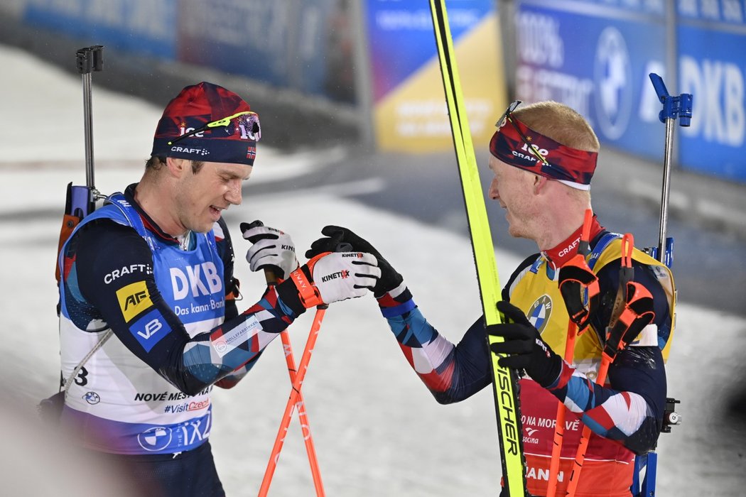 Johannes Thingnes Bö (vpravo) ovládl stíhačku, Vetle Sjaastad Christiansen skončil třetí