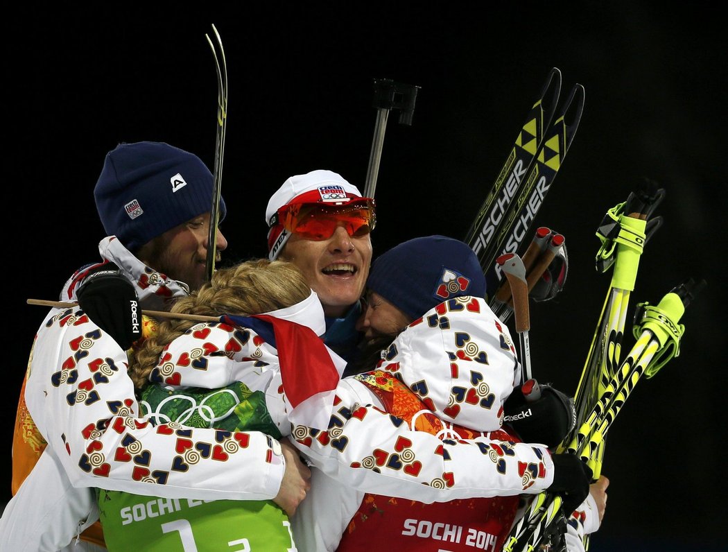 Čeští biatlonisté se radují poté, co se jim podařilo vybojovat stříbrnou medaili ze smíšené štafety