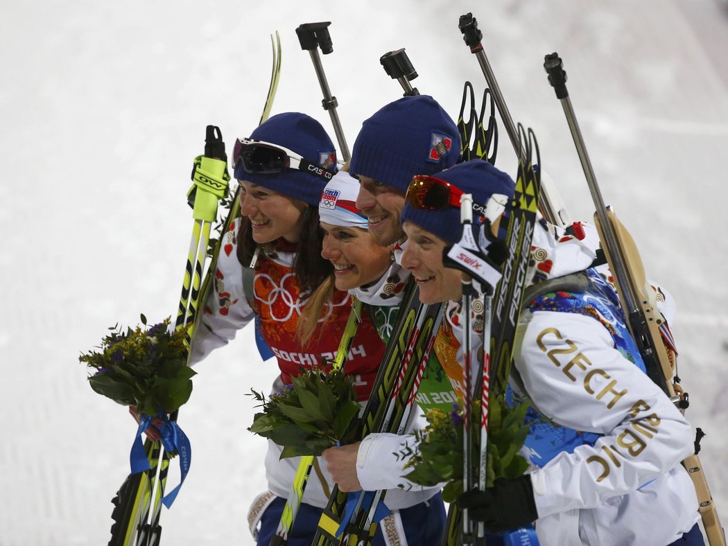 Čeští biatlonisté se radují poté, co se jim podařilo vybojovat stříbrnou medaili ze smíšené štafety