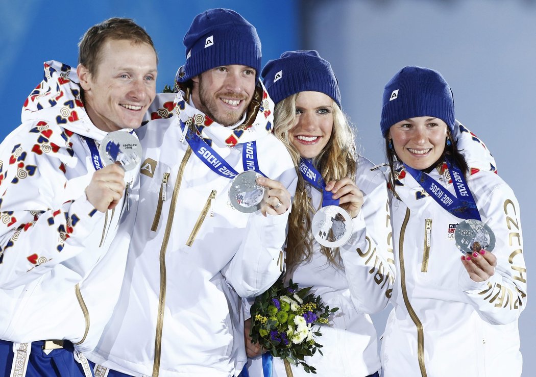 Čeští biatlonisté obdrželi stříbrné medaile ze smíšené štafety