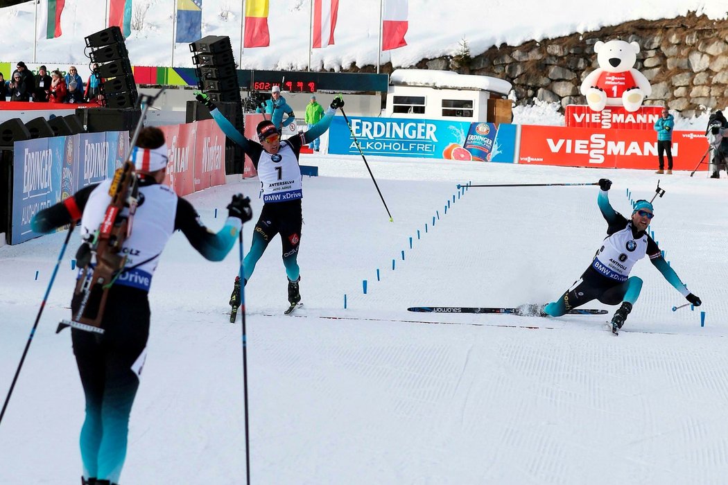 Francouzský boj o pódium! V cíli druhý Antonin Guigonnat sleduje souboj o bronz mezi Quentinem Fillonem Mailletem a Simonem Desthieux