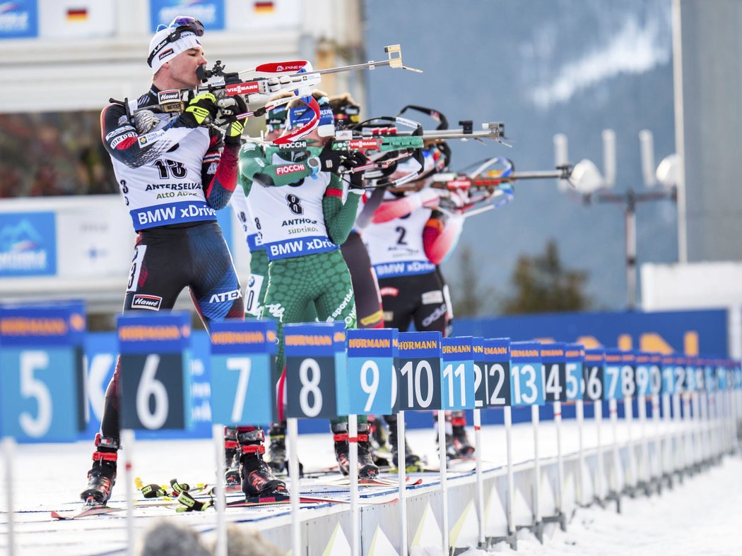 Michal Krčmář se na střelnici nevyvaroval chyb, i přes tři omyly se ale dokázal o jednu příčku zlepšit oproti pátečnímu sprintu