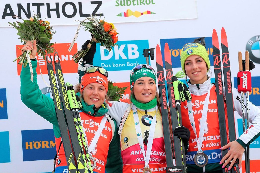 Stupně vítězů sobotní stíhačky v italské Anterselvě: druhá Laura Dahlmeierová (vlevo), vítězná Dorothea Wiererová (uprostřed) a třetí Lisa Vittozziová (vpravo)