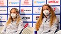 Tereza Voborníková a Markéta Davidová dorazily na tiskovou konferenci v respirátorech