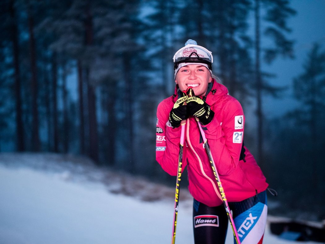 Eva Puskarčíková se usmívá na tréninku českého týmu